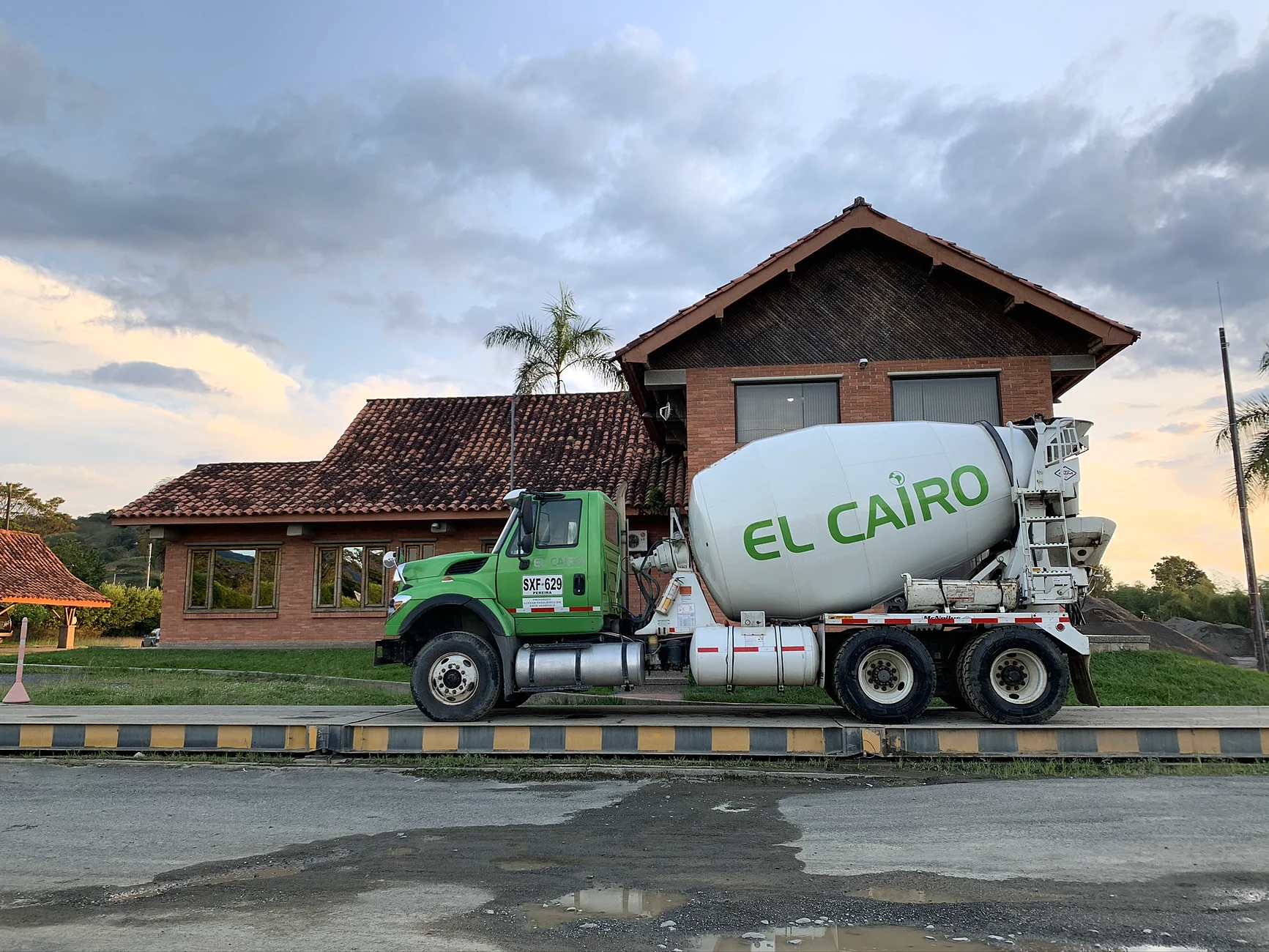 Mixer de Construcciones El Cairo en báscula